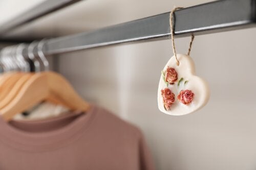Ubrania w szafie – jak sprawić, by pachniały świeżością?
