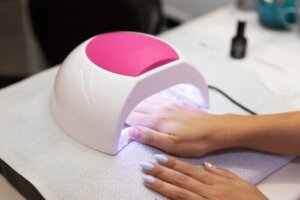 Suszarka UV do paznokci - czy może powodować raka skóry?
