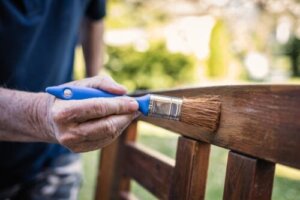 Imitacja słojów drewna: jak zastosować tę technikę malowania