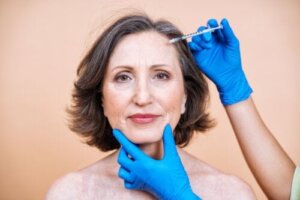 Wypełniacze skórne: korzyści, ryzyko i komplikacje