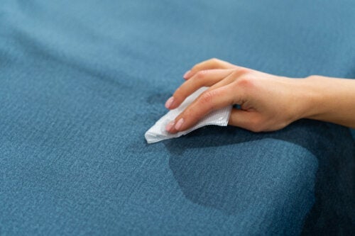 Jak zrobić domowy środek do czyszczenia tapicerki