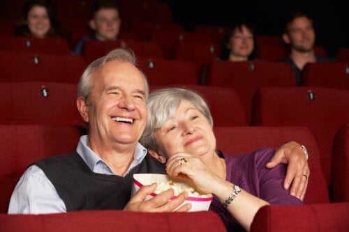 Kino dla seniorów: zalety i 10 polecanych filmów