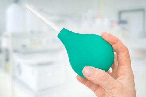 Jak zrobić lewatywę w domu i na jakie zagrożenia zwrócić uwagę?