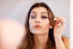 Baza pod tusz do rzęs: do czego służy ten kosmetyk?