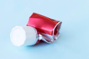 Przeterminowana pasta do zębów - czy można jej używać?