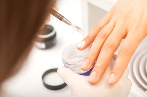 Pudrowy manicure - na czym polega jego wykonanie?