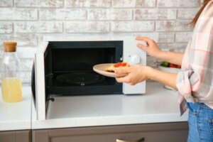 Kuchenka mikrofalowa - 8 rzeczy, których nie należy podgrzewać