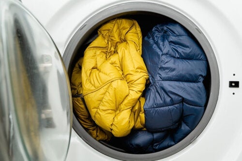 Unikaj tych 5 błędów przy praniu kurtek puchowych, aby ich nie zniszczyć