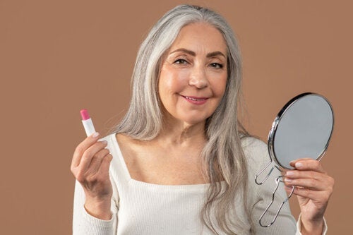 Błędy w makijażu popełniane przez kobiety po pięćdziesiątce