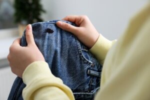 8 sztuczek, aby usunąć plamy z pasty do butów z odzieży