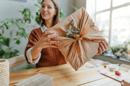 Furoshiki, ekologiczny trend pakowania prezentów, który podbija sieci społecznościowe