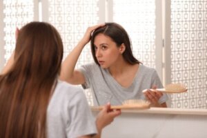 Wypadanie włosów w wyniku szoku po przeszczepie: dlaczego tak się dzieje?