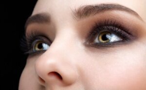 Eyeliner w płynie czy kredka do oczu: co jest lepsze?