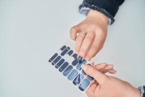 6 wskazówek dotyczących manicure z naklejkami