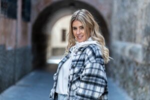 Smoky Gold: najnowsze trendy w stylizacji włosów, aby uzyskać młodszy wygląd
