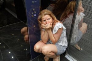 Kleitrofobia lub strach przed uwięzieniem: przyczyny i leczenie