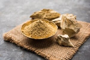 Multani mitti: jak działa na skórę?