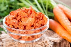 Przepyszne chipsy z marchwi - jak je przygotować