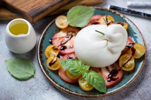 Burrata: co to jest i jakie są korzyści z jej spożywania?