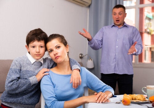 Przemoc zastępcza: co to jest i jak można jej uniknąć?