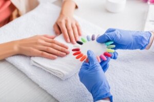 Paznokcie wciskane: czym są i jakie są ich zalety i wady?