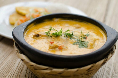 Przepis na baskijską zupę zurrukutuna na bazie dorsza i czosnku