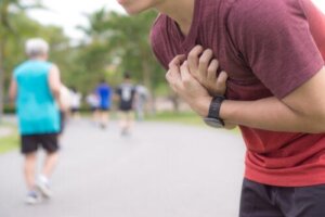 Ból w klatce piersiowej po prawej stronie: 9 możliwych przyczyn i sposobów leczenia