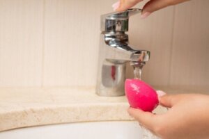 Jak czyścić gąbkę beauty blender nie niszcząc jej