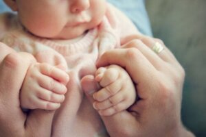 Co to jest odruch chwytania u niemowląt?