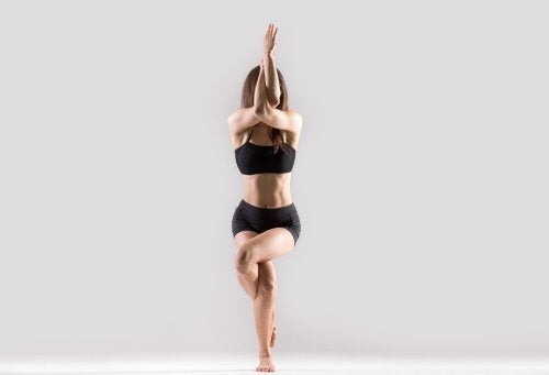 Wzmocnij swoje nogi i pośladki za pomocą tych sześciu pozycji jogi