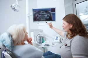 Jak osteoporoza wpływa na zdrowie zębów?