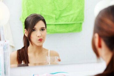 Nadtlenek wodoru do czyszczenia jamy ustnej - czy to bezpieczne?