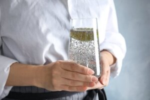 Napój o nazwie „Wewnętrzny prysznic”: wątpliwa nowa moda TikToka
