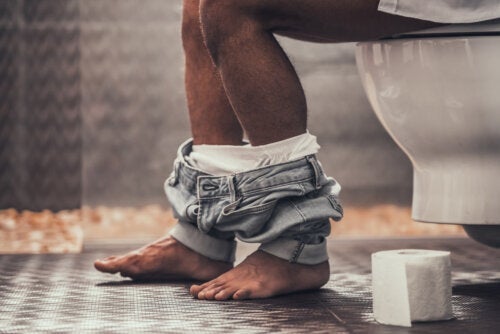 Znany urolog zaleca mężczyznom oddawanie moczu na siedząco, dlaczego?