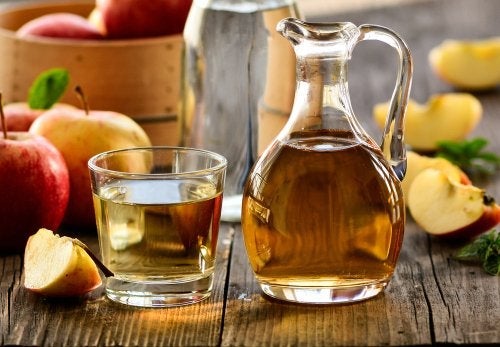 Jakie korzyści zdrowotne daje woda z łyżką octu jabłkowego