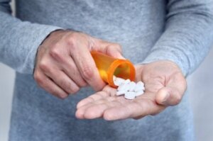 Potrójna terapia reumatoidalnego zapalenia stawów: zalety i wady