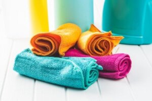 Mikrofibra: czym jest ta tkanina i dlaczego jest dobra do czyszczenia?