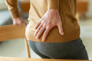 Zapalenie stawów krzyżowo-biodrowych: przyczyny, objawy i leczenie