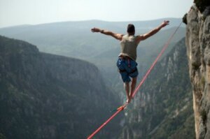 Trening Slackline: co to jest i jakie są jego zalety?