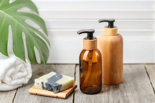 Szampon w sztyfcie a szampon w płynie: różnice, zalety i wady