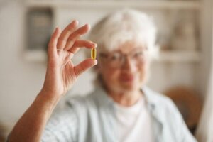 5 suplementów, które należy przyjmować po 50 roku życia
