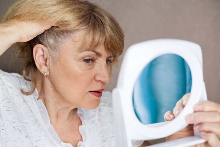 Dlaczego siwe włosy żółkną? 7 wskazówek, jak tego uniknąć