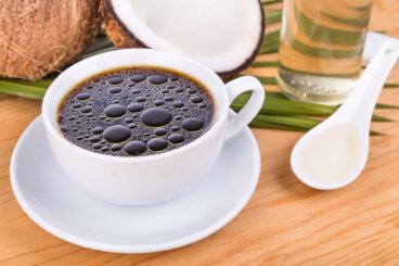 Kawa z olejem kokosowym: jak ją pić, aby nie przytyć